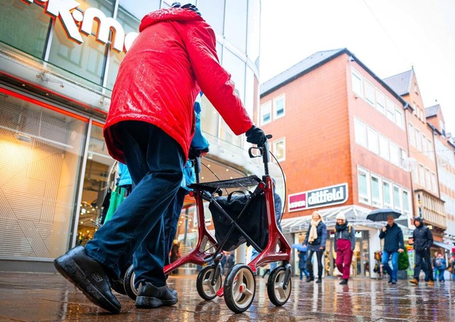 Diskussion ber Pflegegrade: Wer kaum ... knnte knftig weniger Geld erhalten.  | Foto: Sina Schuldt/dpa