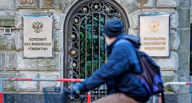Russische Botschaft in Berlin: Wegen e...muss sich der Diplomat Kritik anhren.  | Foto: Kay Nietfeld/dpa