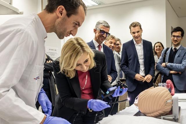 Freiburger Uniklinik bot Gesundheitsministerin Warken eine kurze Leistungsschau