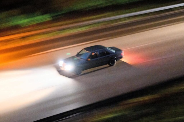 Fahrt ins Ungewisser: Ein Auto mit Ver... am frühen Morgen über die Autobahn 7. | Foto: Julian Stratenschulte/dpa Fahrt ins Ungewisser: Ein Auto mit Ver... am frühen Morgen über die Autobahn 7. | Foto: Julian Stratenschulte/dpa