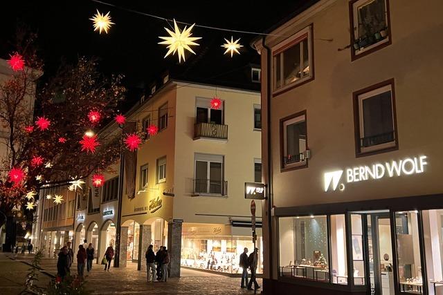 In Freiburgs Schusterstrae singen bis Weihnachten Chre openair
