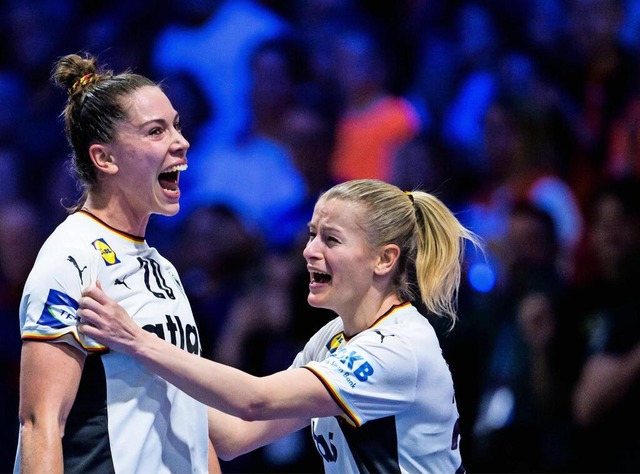 Auch von zwei Franzsinnen nicht zu st... (am Ball) setzt sich energisch durch.  | Foto: IMAGO/Marco Wolf