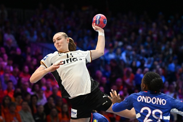 Niemand im DHB-Team springt so hoch wie R&uuml;ckraumspielerin Viola Leuchter.  | Foto: Federico Gambarini/dpa