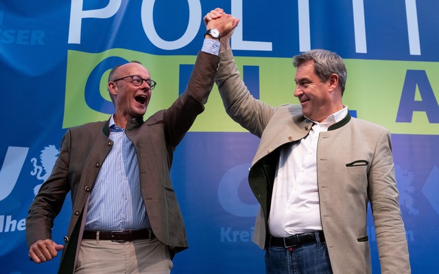 Kanzler Friedrich Merz (CDU, links) un...d zu ausgelassenem Jubel. (Archivbild)  | Foto: Sven Hoppe/dpa