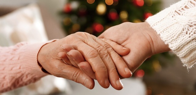 Viele ltere Menschen fhlen sich in der Weihnachtszeit besonders isoliert.  | Foto: dpa