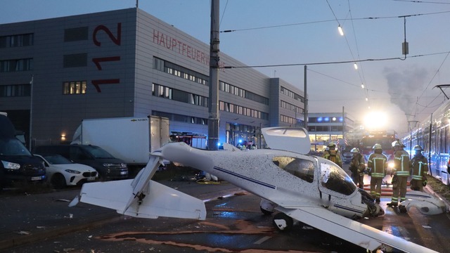 Ein Flugzeug ist im Mannheimer Stadtgebiet notgelandet.  | Foto: Rene Priebe/PR-Video /dpa
