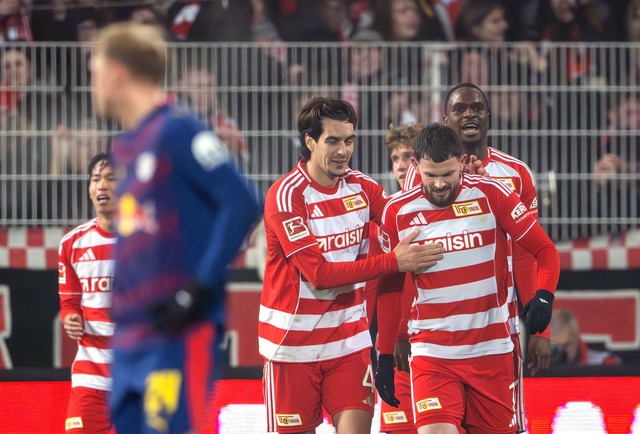 Unions Oliver Burke (r) bejubelt mit seinen Mitspielern sein Tor zum 1:0.  | Foto: Soeren Stache/dpa