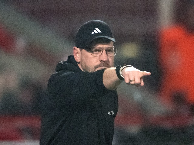 Berlins Trainer Steffen Baumgart kann ...&uuml;ber ein St&uuml;rmer-Tor jubeln.  | Foto: Soeren Stache/dpa