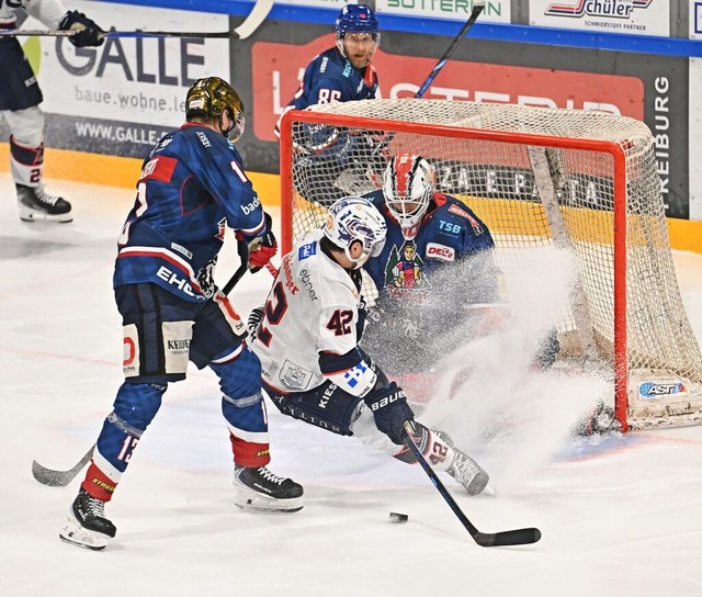 Chancenlos waren die EHC-Cracks im Derby gegen Ravensburg.EHC-Cracks | Foto: Achim Keller Chancenlos waren die EHC-Cracks im Derby gegen Ravensburg.EHC-Cracks | Foto: Achim Keller