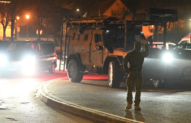 Spezialkr&auml;fte der Polizei unterst&uuml;tzten das Jugendamt.  | Foto: Philipp Andr&eacute;/onw-images/dpa