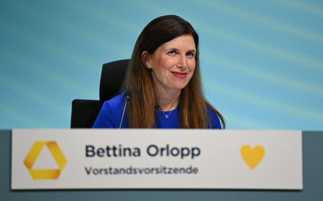 Commerzbank-Chefin Orlopp sieht gute A...ine &Uuml;bernahme durch die Unicredit  | Foto: Arne Dedert/dpa