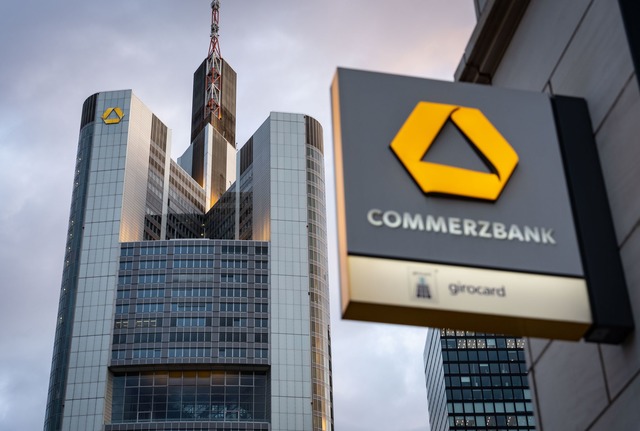 Die Commerzbank wird seit l&auml;ngere...chen Gro&szlig;bank Unicredit umworben  | Foto: Frank Rumpenhorst/dpa