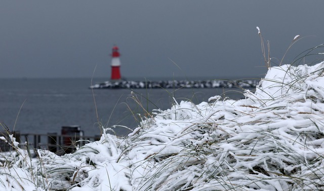 An der K&uuml;ste ist die Wahrscheinli... Weihnachten eher gering. (Archivbild)  | Foto: Bernd W&uuml;stneck/dpa