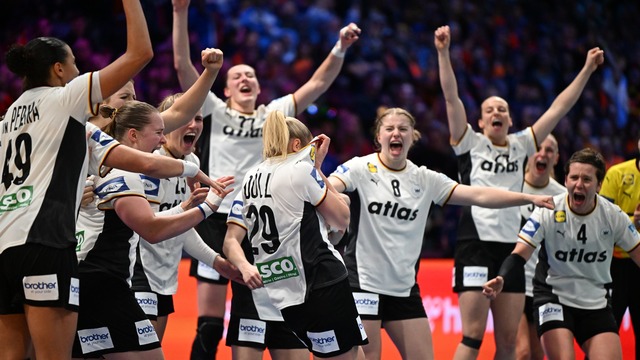 Der Jubel kennt keine Grenzen: Die DHB-Frauen spielen um WM-Gold.  | Foto: Federico Gambarini/dpa
