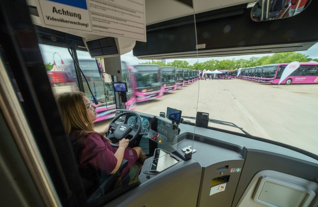 Die Bahn betreibt auch viele Busse - nicht nur f&uuml;r Ersatzverkehr.  | Foto: Andreas Arnold/dpa