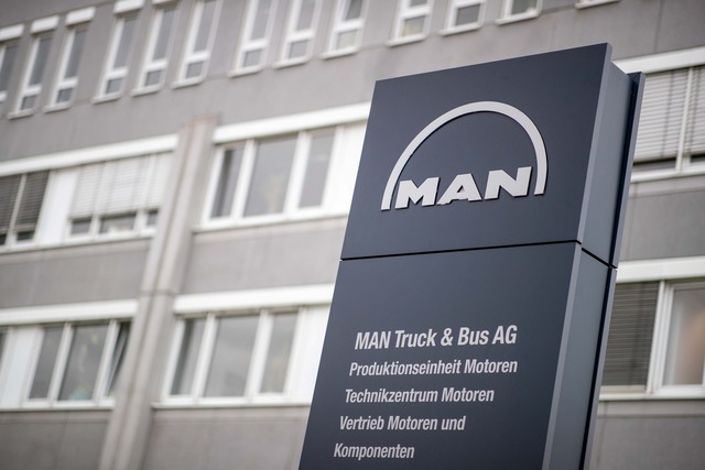 Der Lkw- und Bushersteller MAN meldet einen riesigen Auftrag der Bahn.  | Foto: Daniel Karmann/dpa