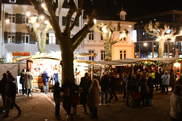 Ultimativer Lrracher Weihnachtsmarktvergleich: Wer schneidet besser ab, Winterdorf oder Original?