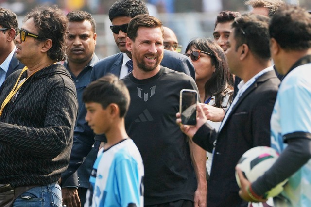 Fu&szlig;ball-Star Lionel Messi ist in Indien unterwegs.  | Foto: Bikas Das/AP/dpa