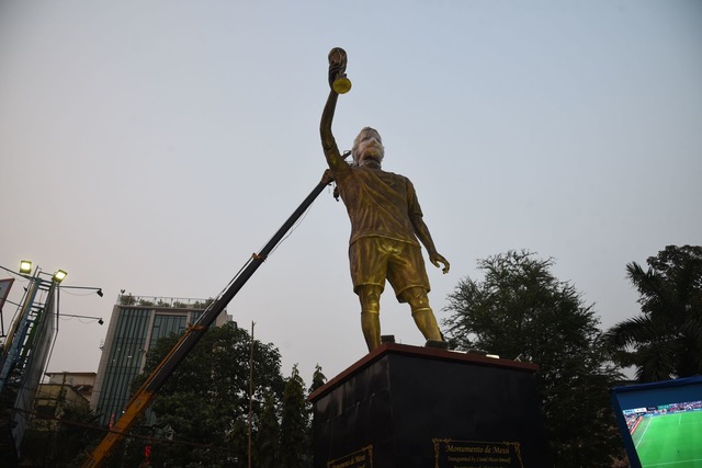 Die Statue f&uuml;r Lionel Messi in Kalkutta ist mehr als 20 Meter hoch.  | Foto: Debajyoti Chakraborty/News Images via ZUMA Press Wire/dpa