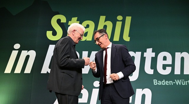 Cem &Ouml;zdemir soll f&uuml;r die Gr&...ml;sident Winfried Kretschmann werden.  | Foto: Bernd Wei&szlig;brod/dpa