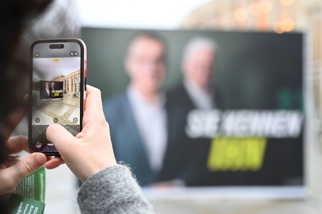 Die Kampagne der Gr&uuml;nen d&uuml;rf... des beliebten Kretschmann darstellen.  | Foto: Katharina Kausche/dpa