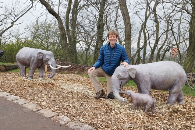 Der K&uuml;nstler Thomas Lindner ist a...lpturen f&uuml;r den Zoo. (Archivbild)  | Foto: Bodo Schackow/dpa-Zentralbild/dpa