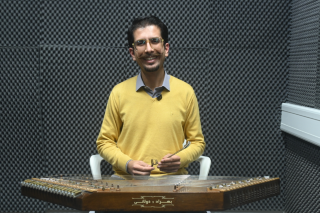 Mostafa Ahmadi holt mit seiner Santur den Klang des Irans nach Freiburg