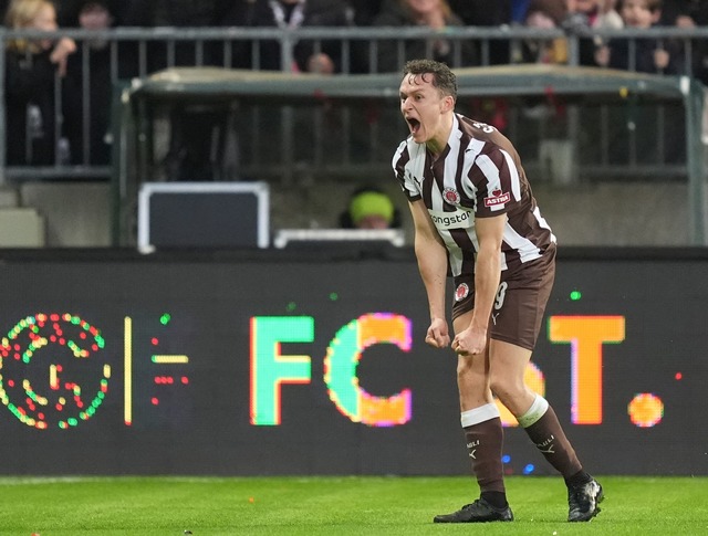 Martijn Kaars jubelt &uuml;ber seinen Treffer zum 1:0 f&uuml;r den FC St. Pauli.  | Foto: Marcus Brandt/dpa