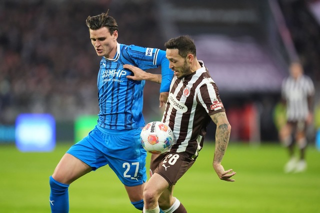 Thomas Keller (l, 1. FC Heidenheim 184...C St. Pauli) k&auml;mpfen um den Ball.  | Foto: Marcus Brandt/dpa