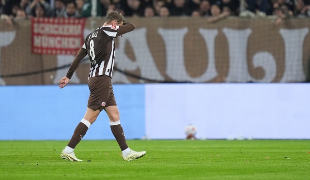Eric Smith (FC St. Pauli) geht nach seinem Platzverweis vom Spielfeld.  | Foto: Marcus Brandt/dpa