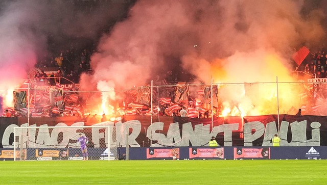 St.-Pauli-Fans brennen auf der Trib&uuml;ne Feuerwerksk&ouml;rper ab.  | Foto: Marcus Brandt/dpa