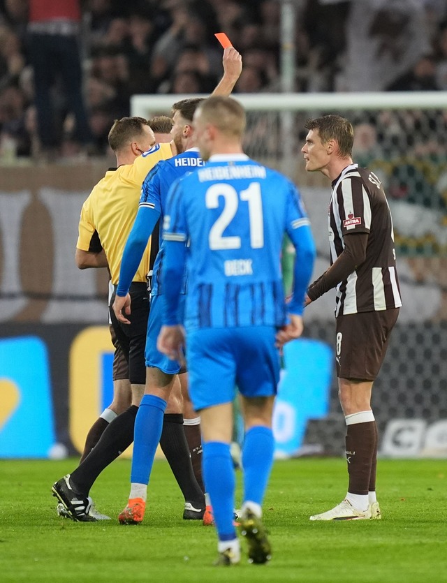 In Hamburg sagt man Tsch&uuml;ss: Schi.... Paulis Eric Smith mit Rot vom Platz.  | Foto: Marcus Brandt/dpa