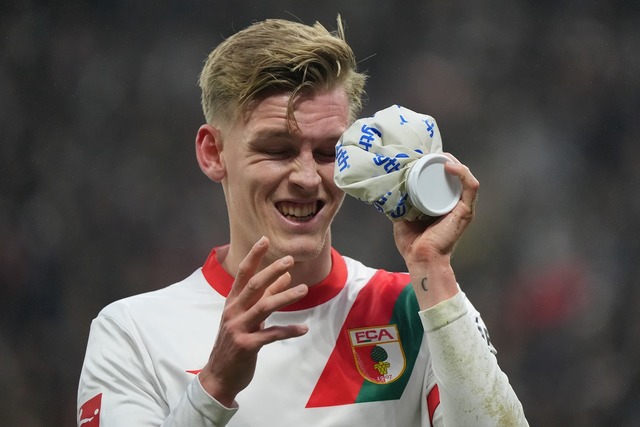 Einmal k&uuml;hlen, bitte: Augsburgs Anton Kade.  | Foto: Marc Sch&uuml;ler/dpa