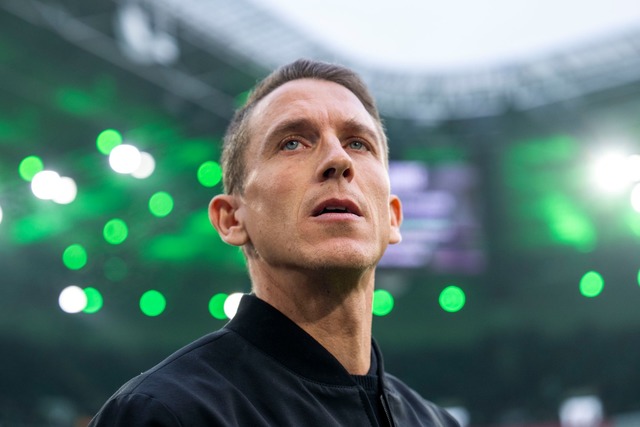 Steigt er vom Interims- zum Cheftrainer auf? Wolfsburgs Daniel Bauer.  | Foto: David Inderlied/dpa