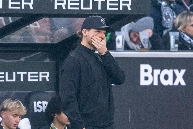 Sah eine schwache Leistung seiner Mannschaft: Gladbachs Coach Eugen Polanski.  | Foto: David Inderlied/dpa