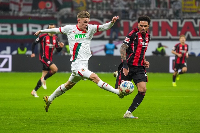 Viel Kampf, wenig Glanz im Duell zwischen Frankfurt und Augsburg.  | Foto: Marc Sch&uuml;ler/dpa
