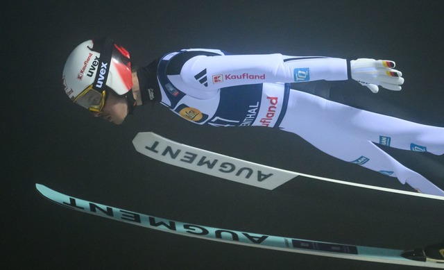 Fliegt aufs Podest: Philipp Raimund.  | Foto: Hendrik Schmidt/dpa