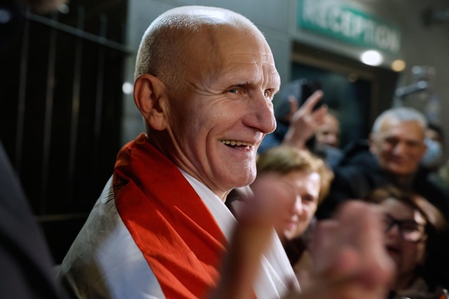 Der Friedensnobelpreistr&auml;ger Alex Beljazki ist wieder in Freiheit.  | Foto: Mindaugas Kulbis/AP/dpa