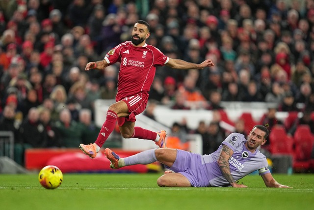 Wieder am Ball: Liverpools Mohamed Salah (r).  | Foto: Jon Super/AP/dpa