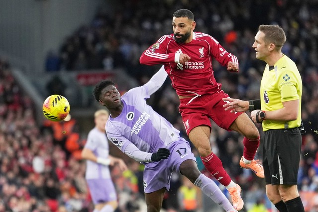 War nach seiner Einwechslung um Offens...n bem&uuml;ht: Mohamed Salah (in Rot).  | Foto: Jon Super/AP/dpa