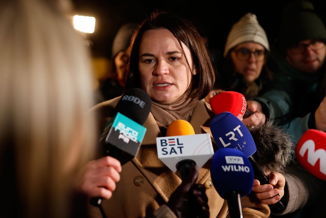 Die belarussische Oppositionsf&uuml;hr...erer politischer Gefangener erreichen.  | Foto: Mindaugas Kulbis/AP/dpa