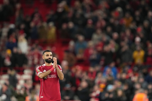 Nur ein Dankesch&ouml;n - oder schon e...ed? Mo Salah nach dem Liverpooler Sieg  | Foto: Jon Super/AP/dpa