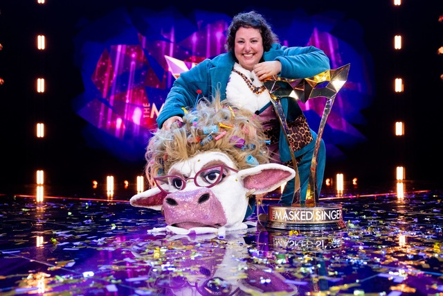 Komikerin Meltem Kaptan steckte unter dem Kuh-Kost&uuml;m.  | Foto: Rolf Vennenbernd/dpa