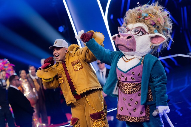 Die beiden Finalisten: Zweitplatzierte...o Lombardi und die noch maskierte Kuh.  | Foto: Rolf Vennenbernd/dpa