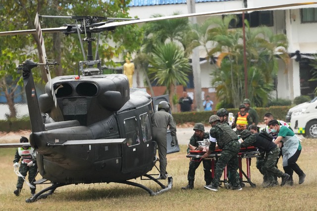 In der Nacht auf Sonntag meldeten beide Seiten Angriffe entlang der Front.  | Foto: Sakchai Lalit/AP/dpa