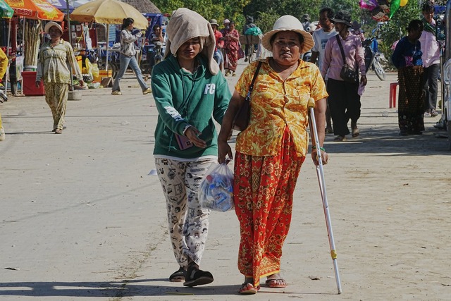 Hunderttausende Bewohner der Grenzregion wurden in die Flucht getrieben.  | Foto: Heng Sinith/AP/dpa