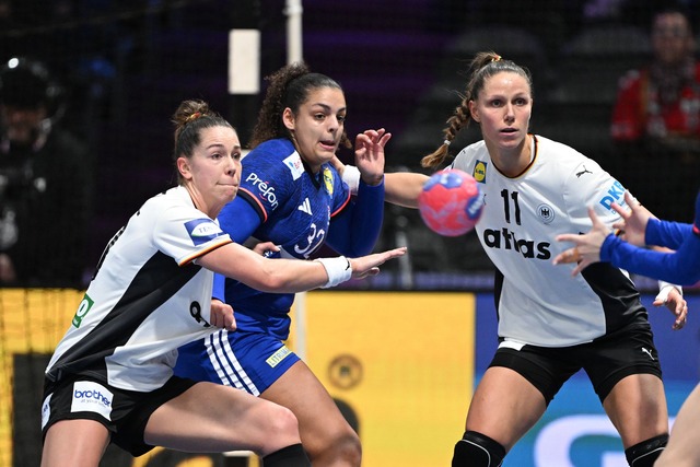 Wichtigste St&uuml;tzen in der Abwehr: Emily Vogel (l) und Xenia Smits.  | Foto: Federico Gambarini/dpa