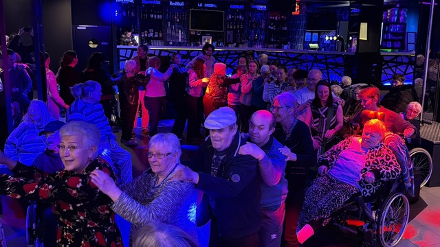 Mit viel Vorfreude haben sie darauf ge... der Tanzfl&auml;che eines Nachtclubs.  | Foto: Rachel Sommer/dpa