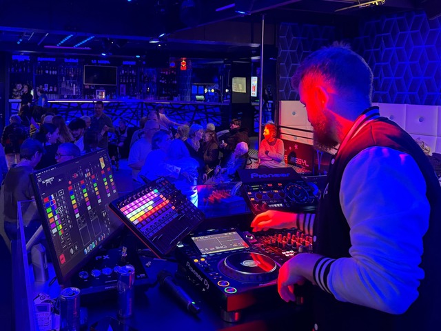 F&uuml;r die Senioren spielt der DJ Hits aus deren Jugend.  | Foto: Rachel Sommer/dpa