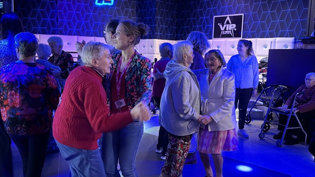 Zu Twist, Walzer, Tango und Polonaise tanzen im Club Jung und Alt miteinander.  | Foto: Rachel Sommer/dpa